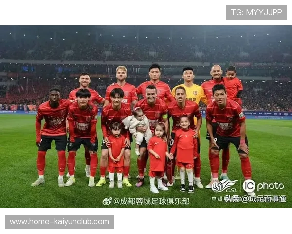 成都蓉城主场七万人齐唱队歌，点燃城中足球热情的伟大时刻