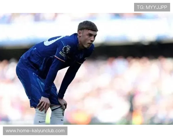 切尔西帕尔默背身护球转身推射极度冷静——技术与心态的慢速解析